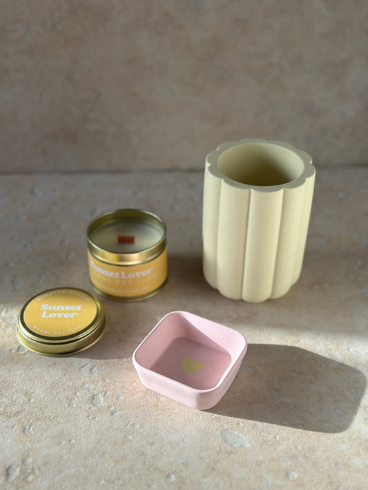 Trio Pastel dreams avec un pot jaune pastel, une coupelle rose pastel et une bougie Monoï