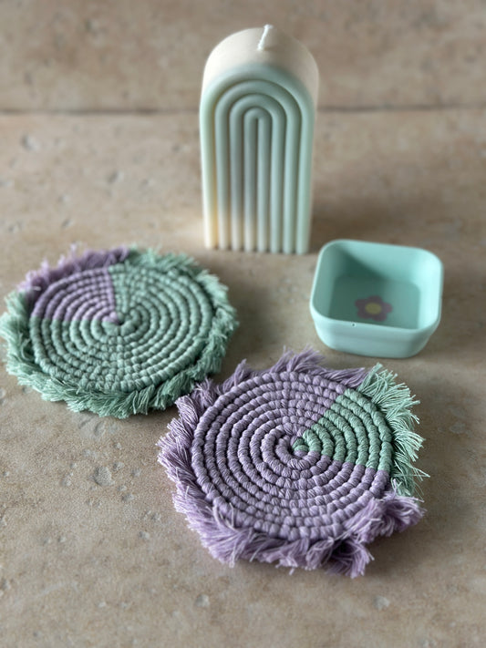 Trio bicolore avec une bougie arche bicolore, deux sous-verres Macramé et une coupelle pastel