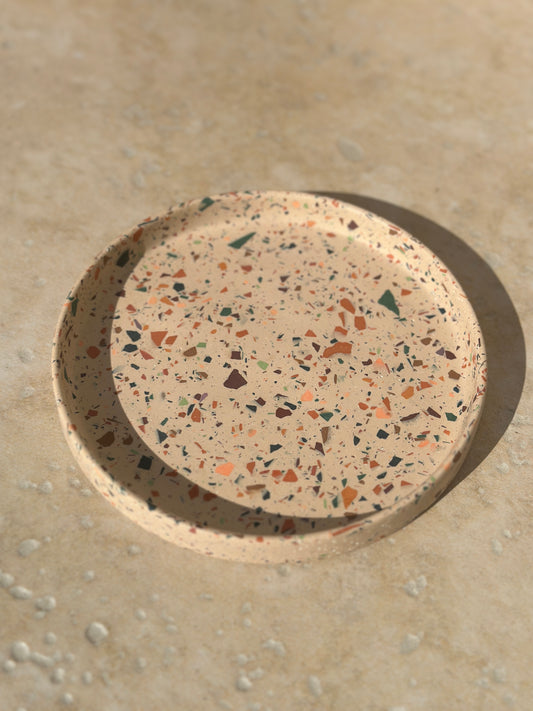 Plateau rond Lucy fond beige terrazzo automnale collection Éclats d'Automne