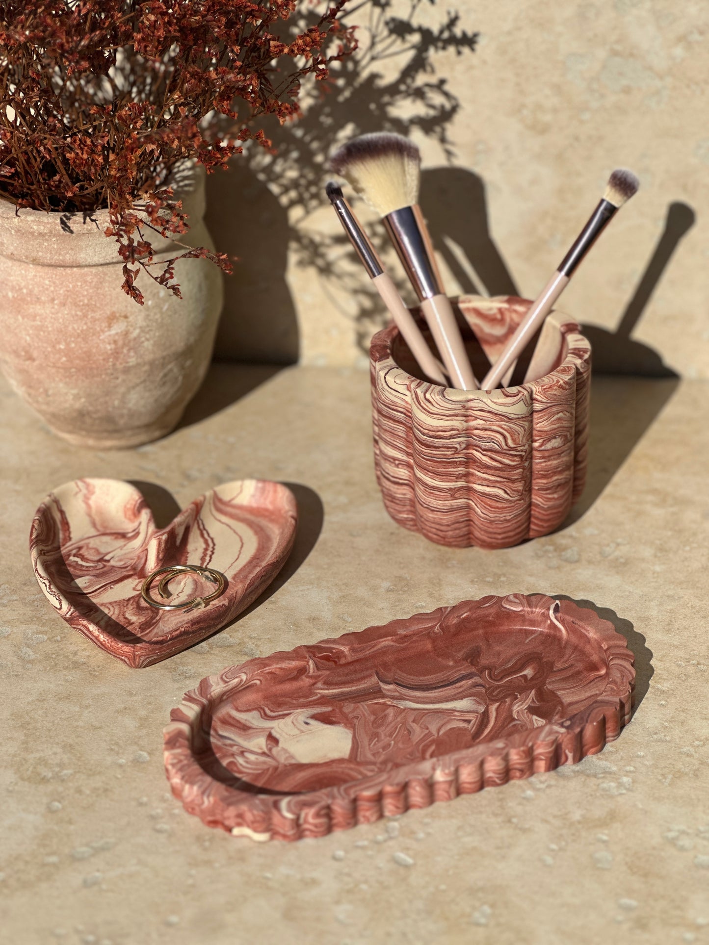 Pot Daisy, coupelle cœur et plateau Ondine Marbré Bordeaux et Beige