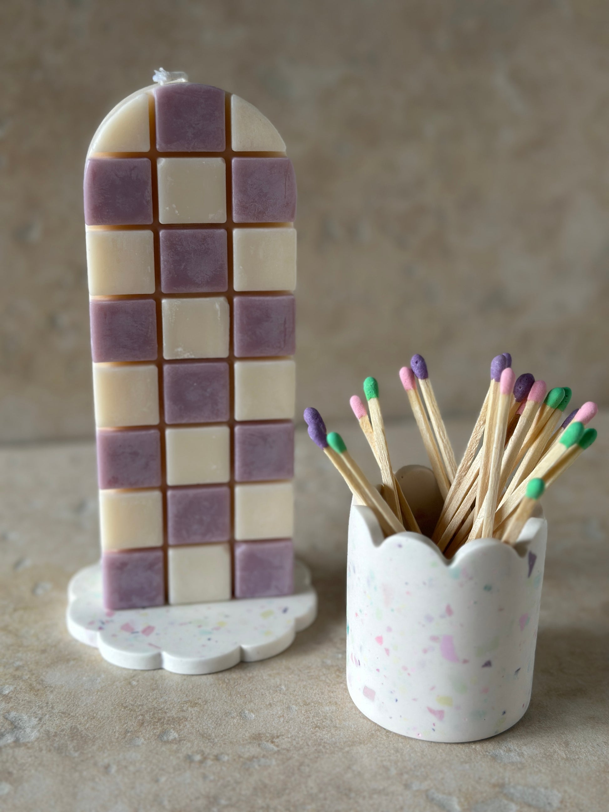 Trio Damier & Terrazzo avec une bougie Damier, un supprt bougie Terrazzo Pastel et un pot à allumettes Terrazzo pastel