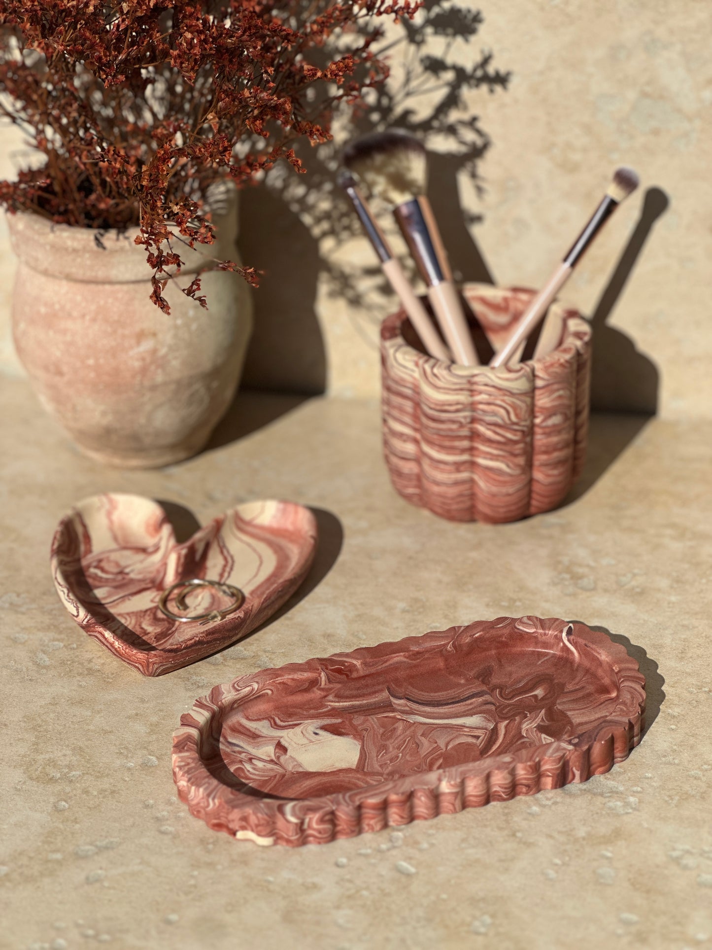 Coupelle cœur, plateau Ondine et pot Daisy en version marbré Bordeaux & beige 