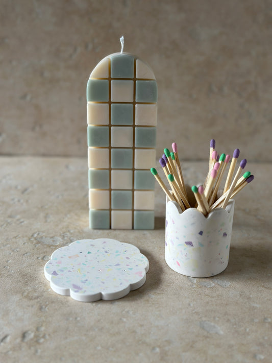Trio Damier & Terrazzo avec une bougie Damier, un supprt bougie Terrazzo Pastel et un pot à allumettes Terrazzo pastel