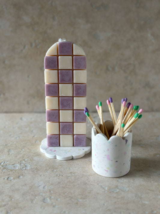 Trio Damier & Terrazzo avec une bougie Damier, un supprt bougie Terrazzo Pastel et un pot à allumettes Terrazzo pastel