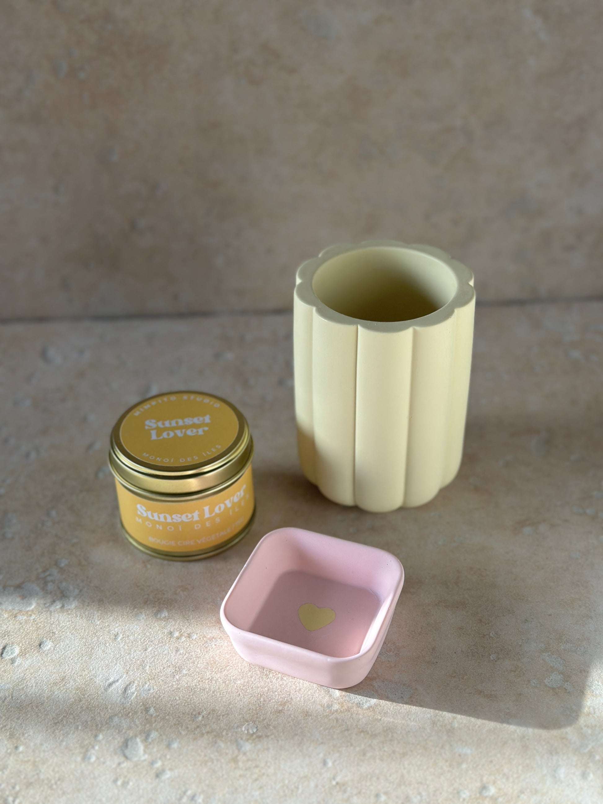 Trio Pastel dreams avec un pot jaune pastel, une coupelle rose pastel et une bougie Monoï