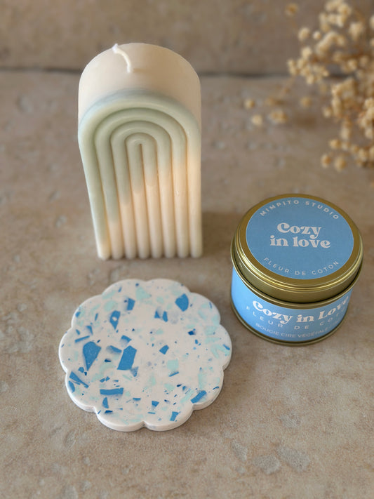 Trio Bougies & Terrazzo avec une bougie arche, un support bougie en Terrazzo et une bougie Mimpito