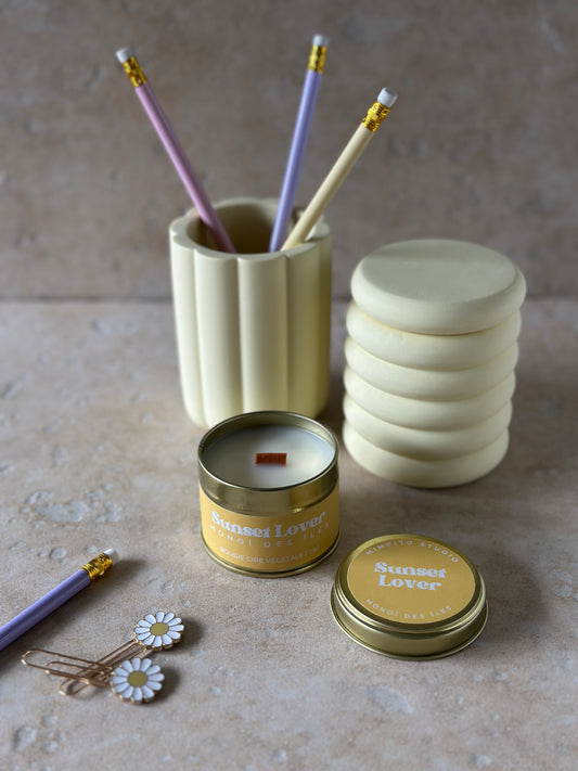 Sélection Summer vibes avec 2 pots jaunes pastel et une bougie 75g Sunset Lover