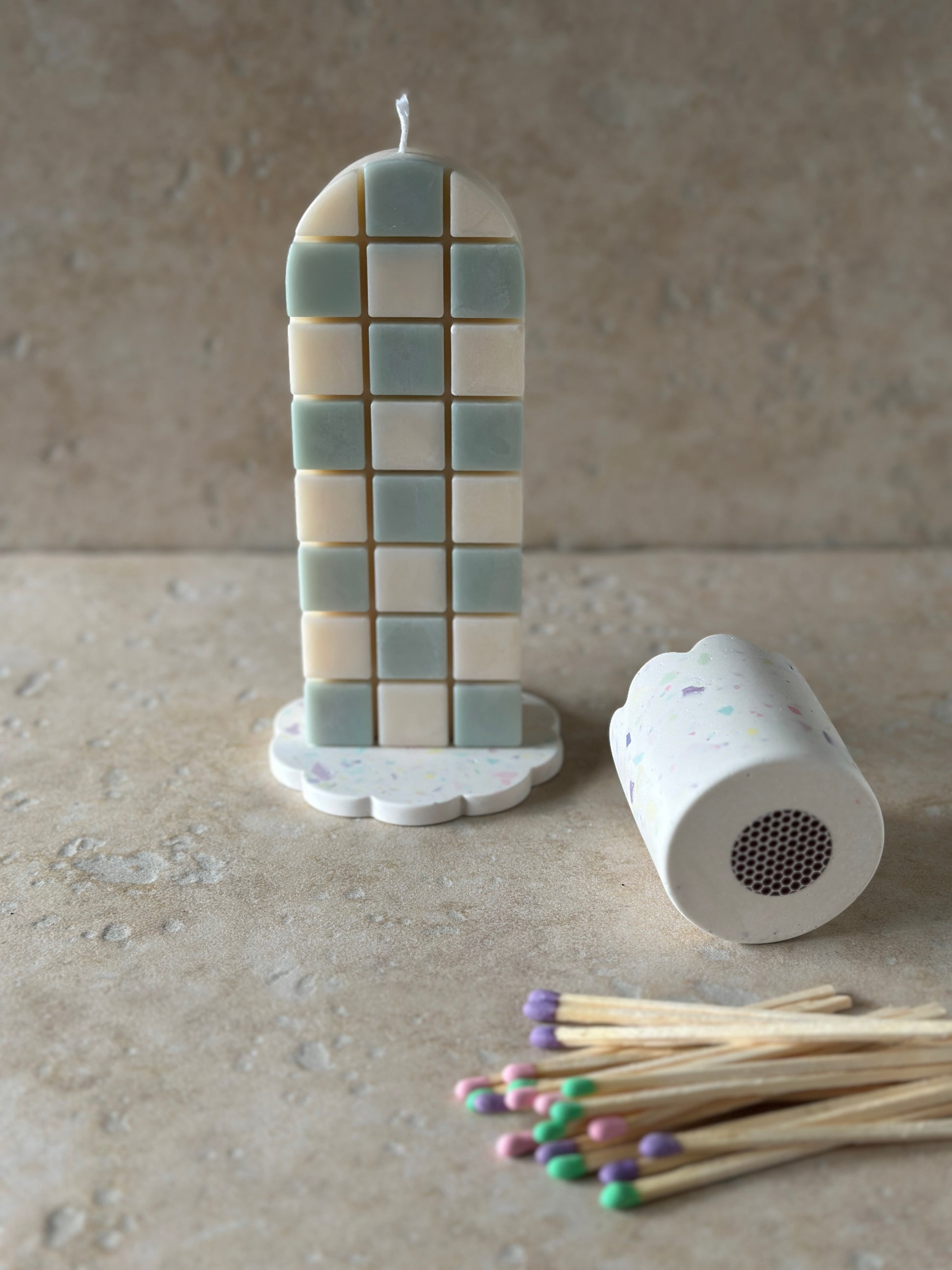 Trio Damier & Terrazzo avec une bougie Damier, un supprt bougie Terrazzo Pastel et un pot à allumettes Terrazzo pastel