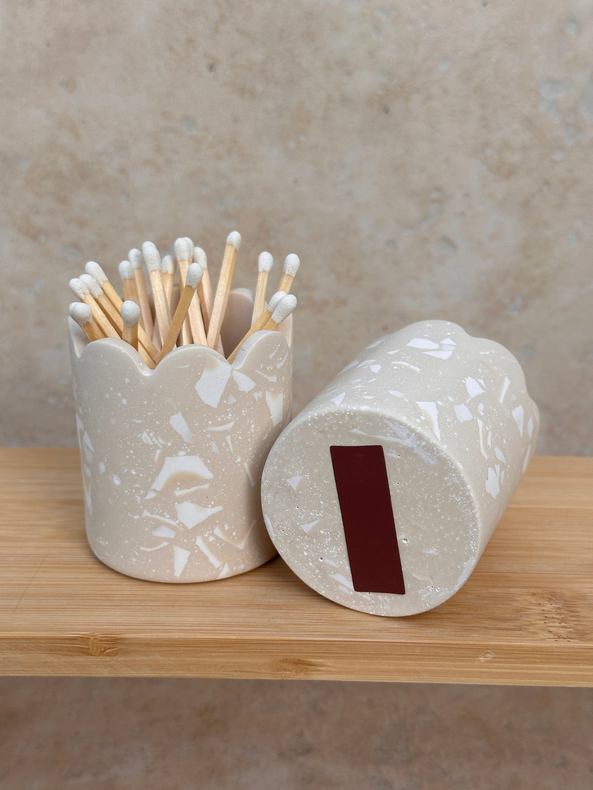 Grattoir sous le pot pour allumer allumettes