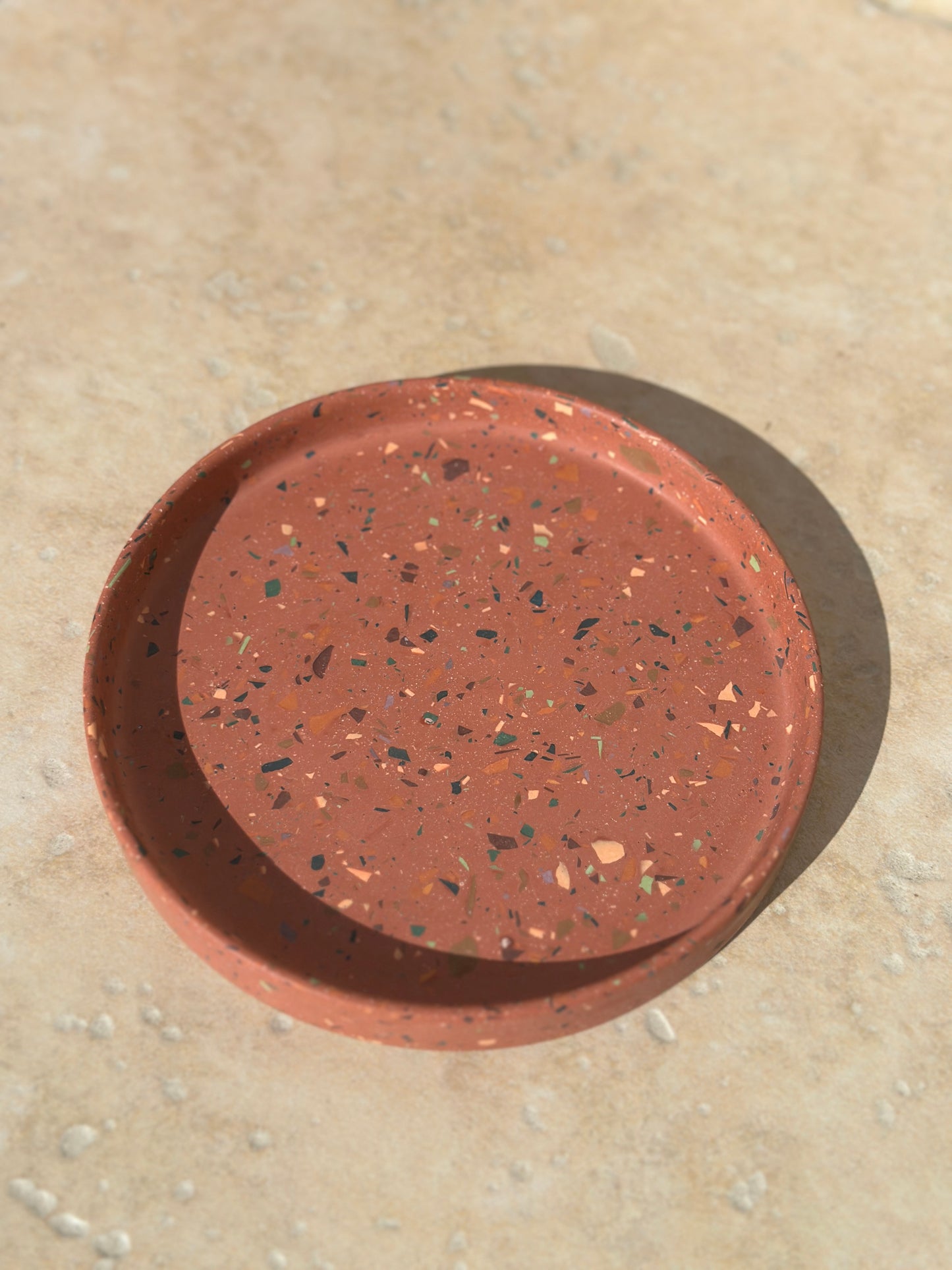 Plateau rond Lucy fond terrazzo automnale collection Éclats d'Automne terracotta rosé