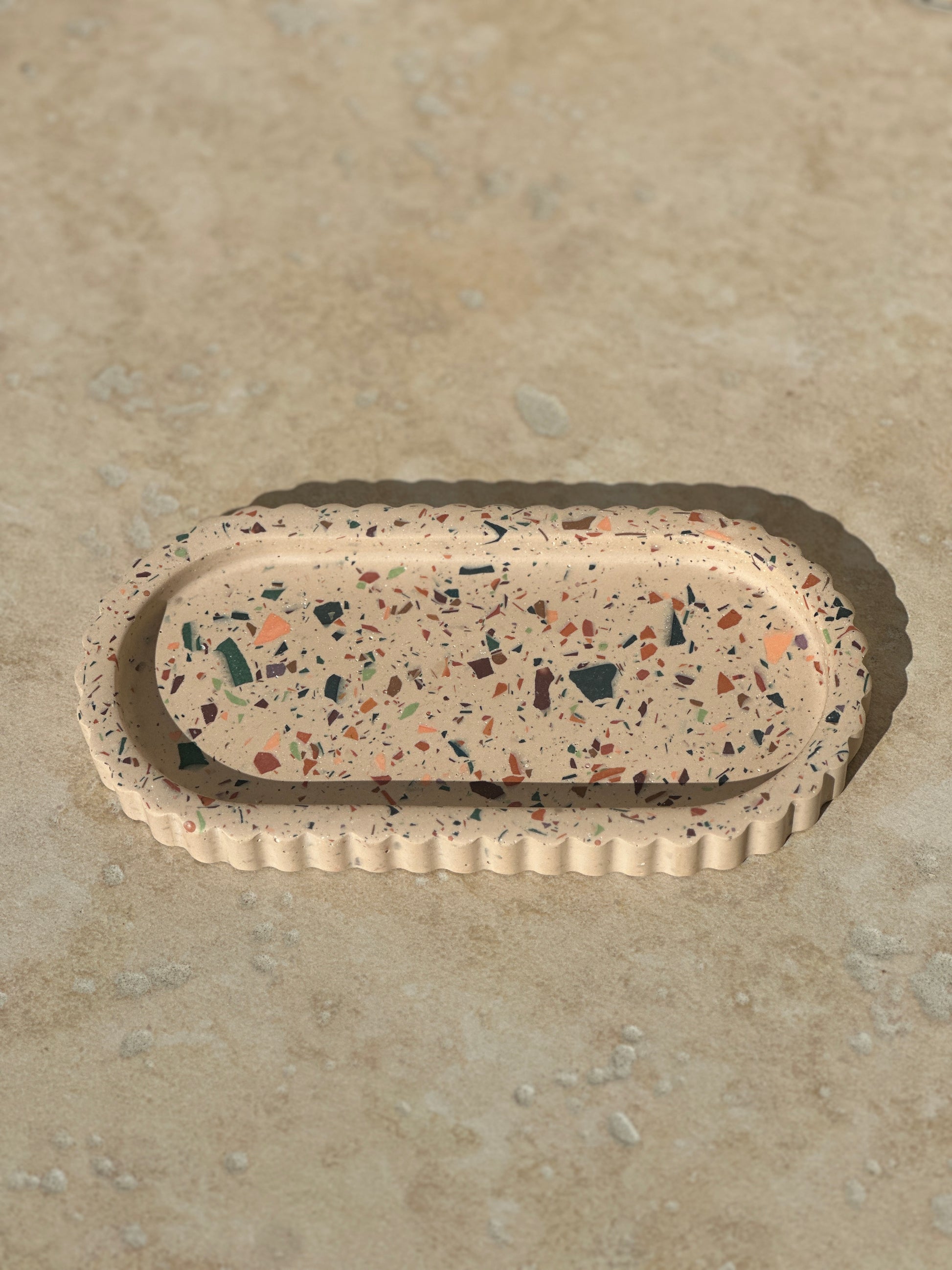 Plateau Ondine fond beige terrazzo atomnale