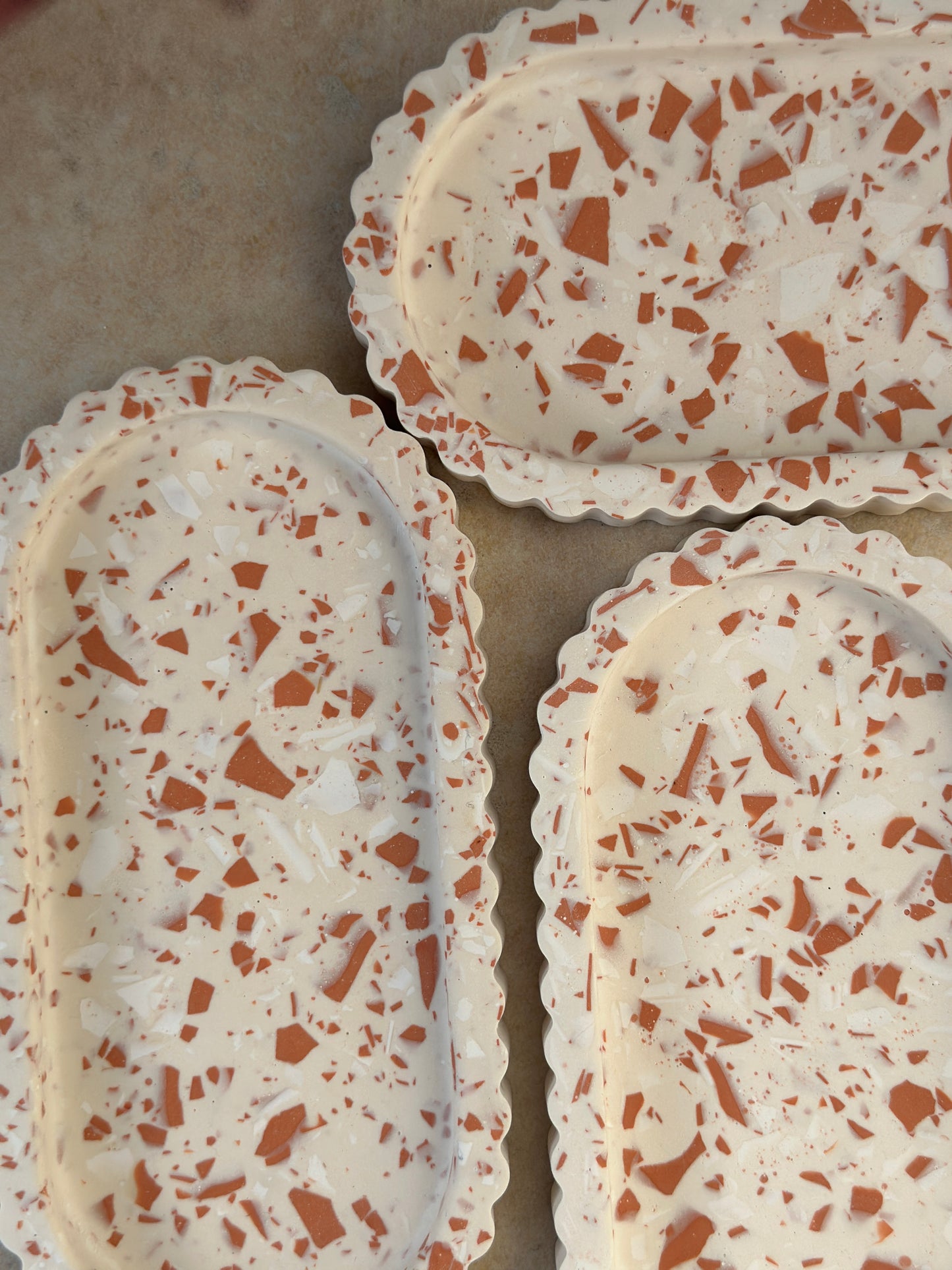 Plateaux Ondine Terrazzo Terracotta et blanc