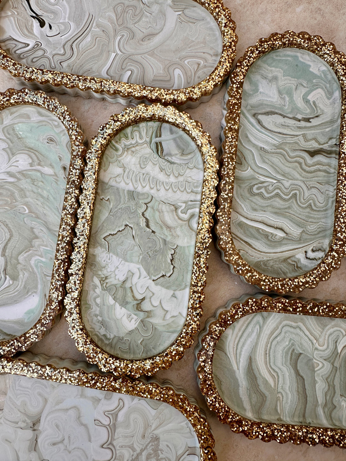 Plateaux Ondine marbré vert & paillettes dorés