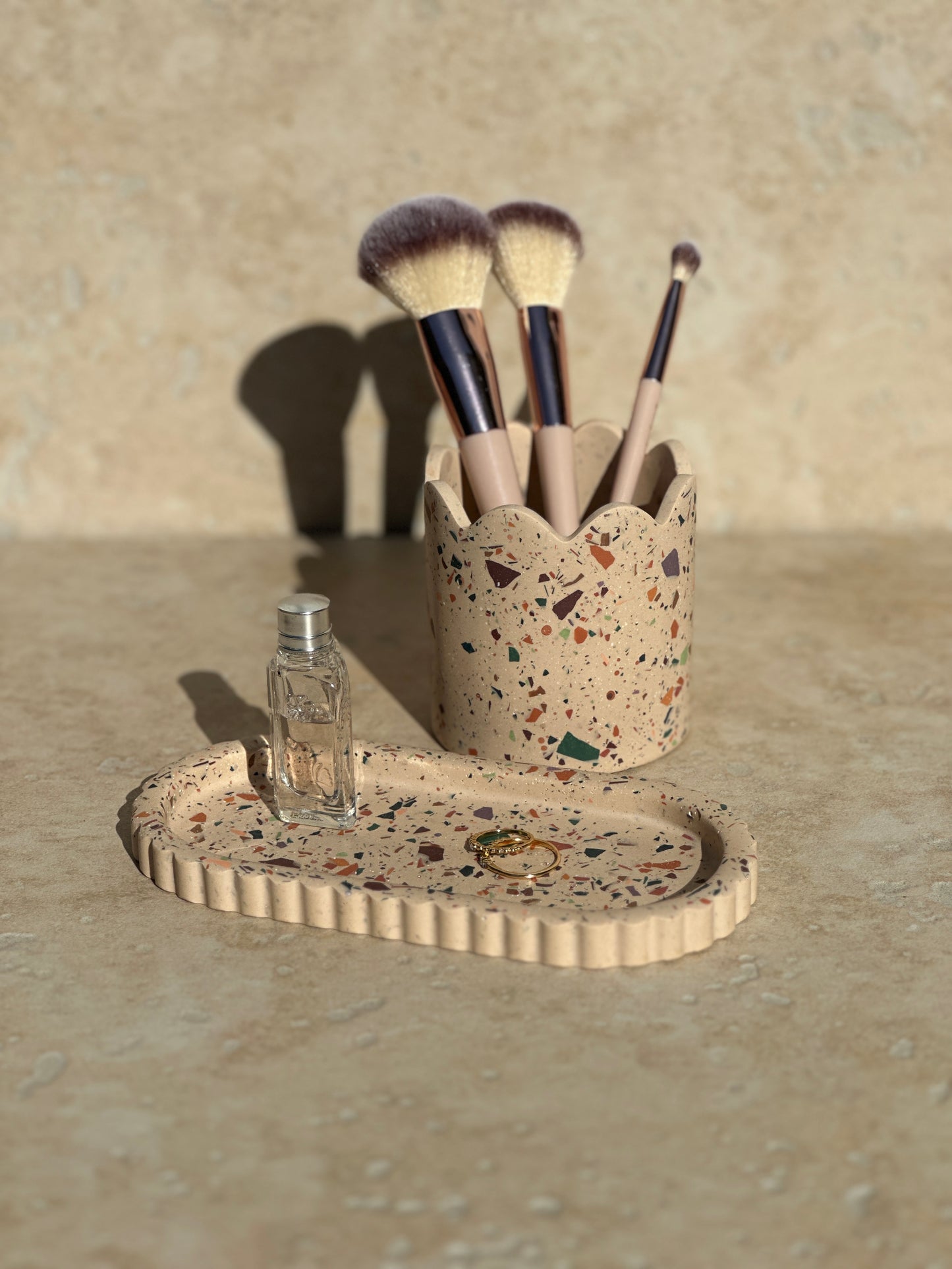 Pot Liora et plateau Ondine fond beige