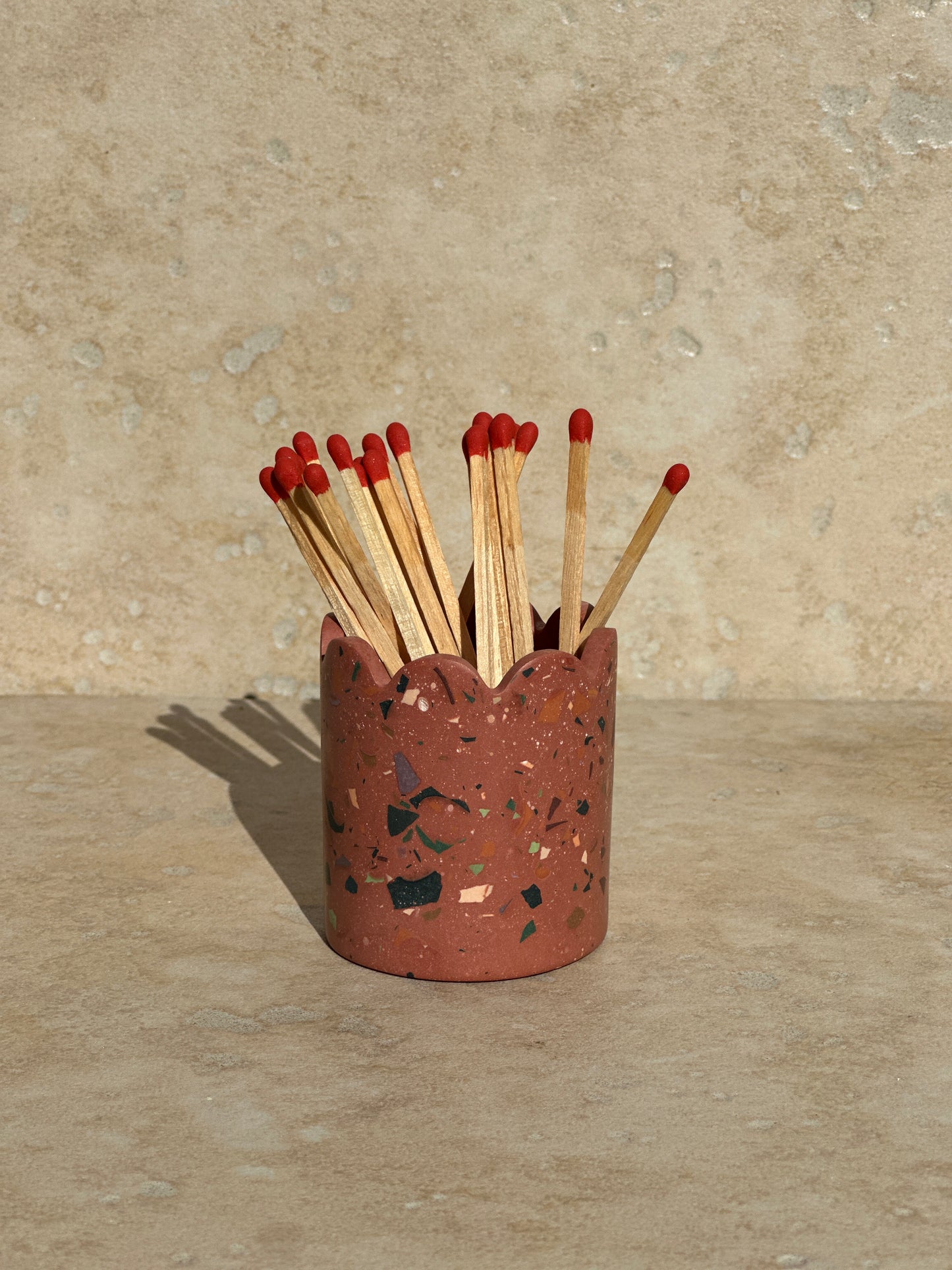 Pot allumettes fond terracotta rosé