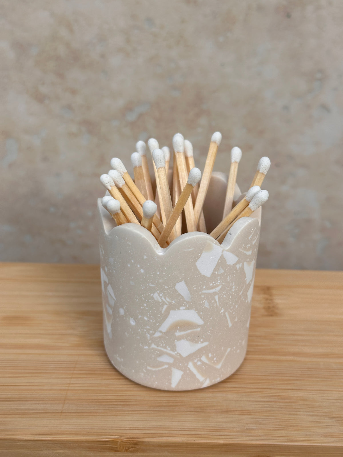 Pot beige terrazzo blanc & allumettes blanches
