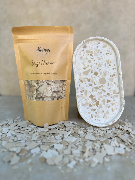 Terrazzo prêt à l'emploi et plateau nuances de beige